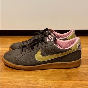 Nike Air Classic SB 3107047 Men’s Sneakers in Brown with Pink Accents